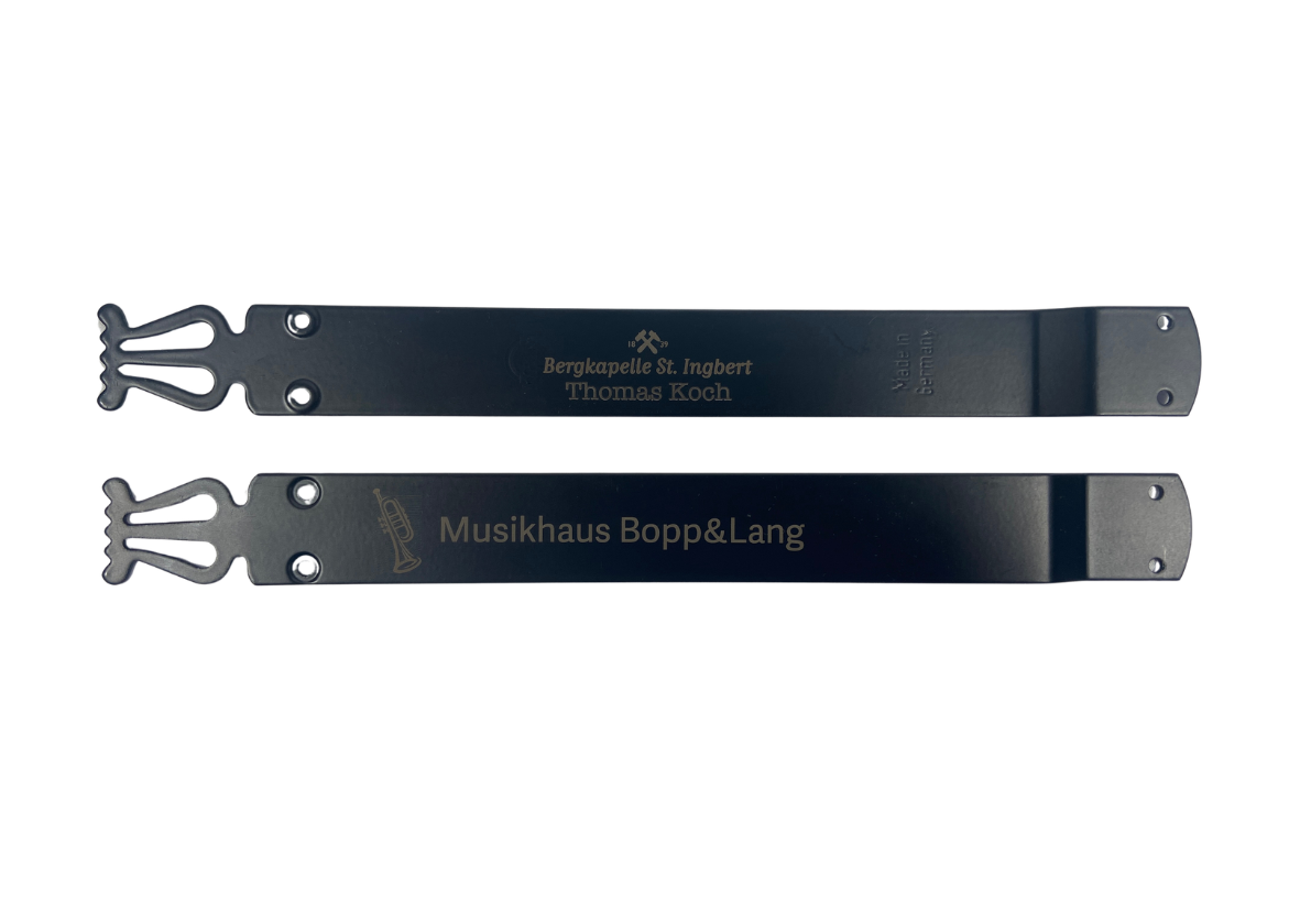 So kannst Du ein Notenpult bei uns individuell gravieren lassen