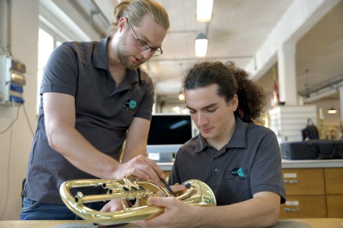 Endkontrolle einer fertigen Reparatur an einem Flügelhorn